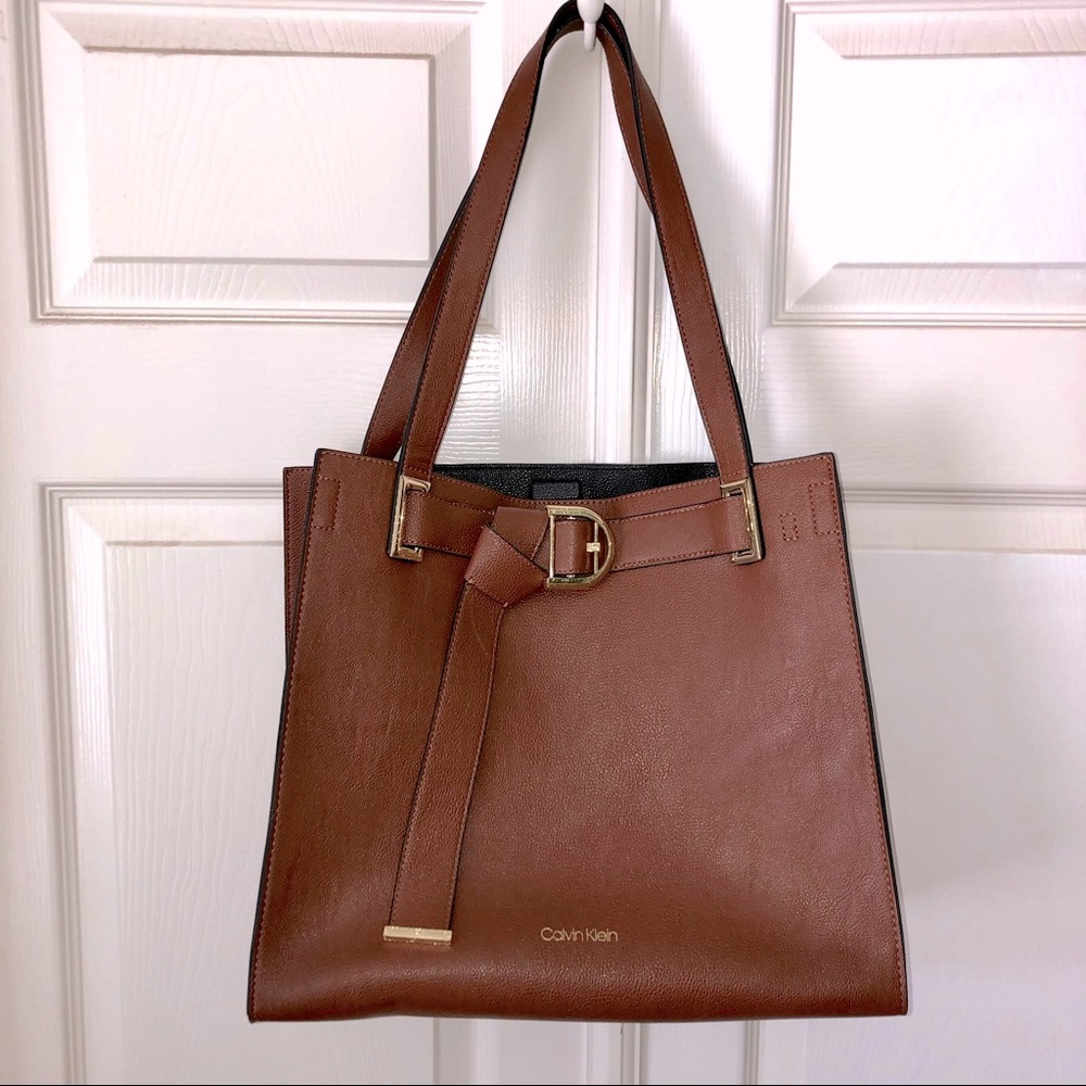 CALVIN KLEIN LEATHER TOTE ~ NEW w/o Tags~ Detachable Makeup Pouch~ Gold Hardware